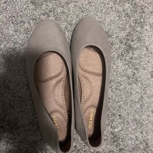 I’m selling these old navy women’s slip ons size 6 never worn
